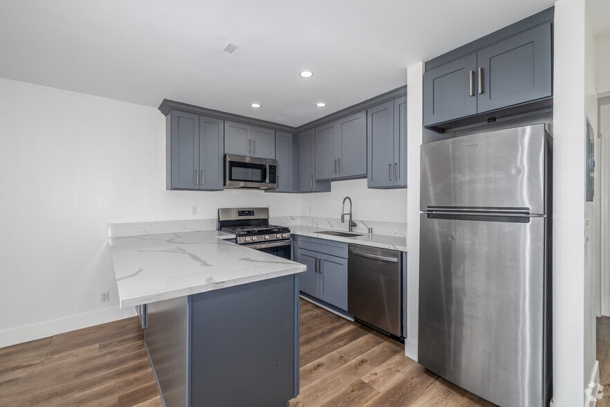 1BR, 1BA - 650SF - Kitchen - 14628 Delano
