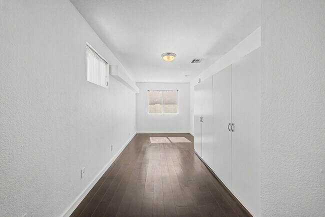 Building Photo - 1006 S Tiago Dr