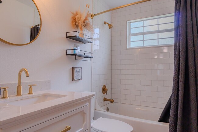 Building Photo - Charming 3BR Fully Furnished Apartment in ...