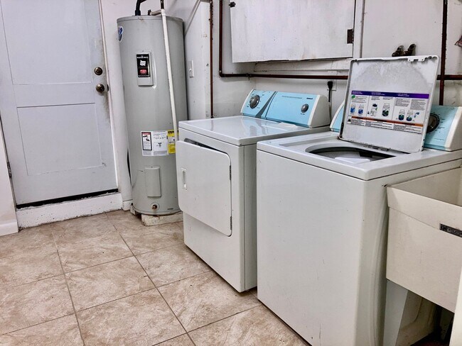 Building Photo - Marconi Plaza 3bd/2bth w/ Parking on Uniqu...