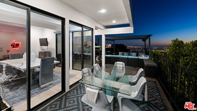 Building Photo - 2001 Sunset Plaza Dr