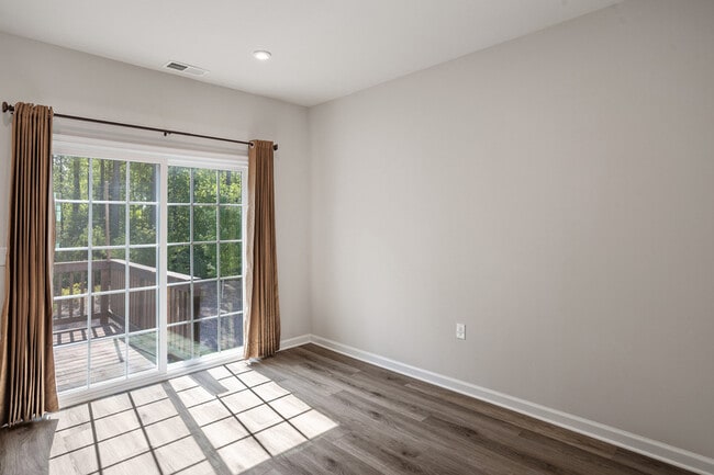 Building Photo - 915 Romeria Dr