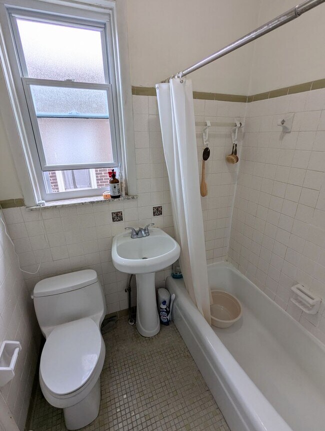 Building Photo - Cozy 3 bedroom 1 Bathroom Home (Squirrel Hill South)