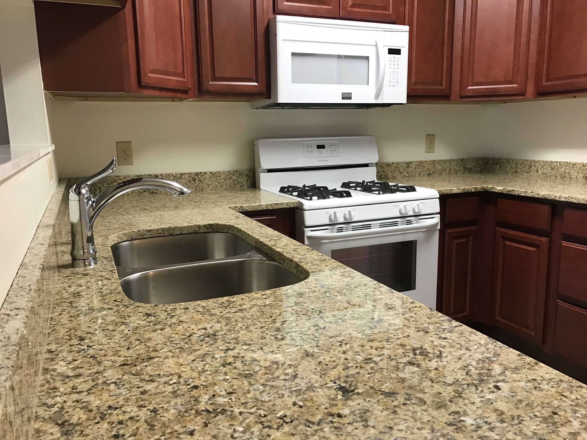 Building Photo - 1001 Altamonte Dr