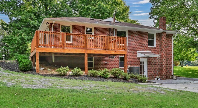 Building Photo - 613 Channell Dr