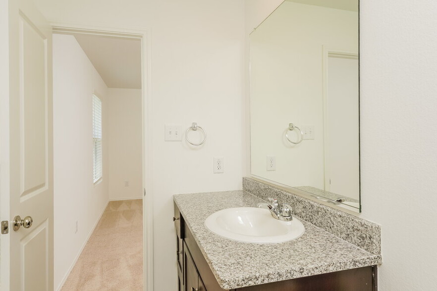 Building Photo - 5942 Wedgemere Dr