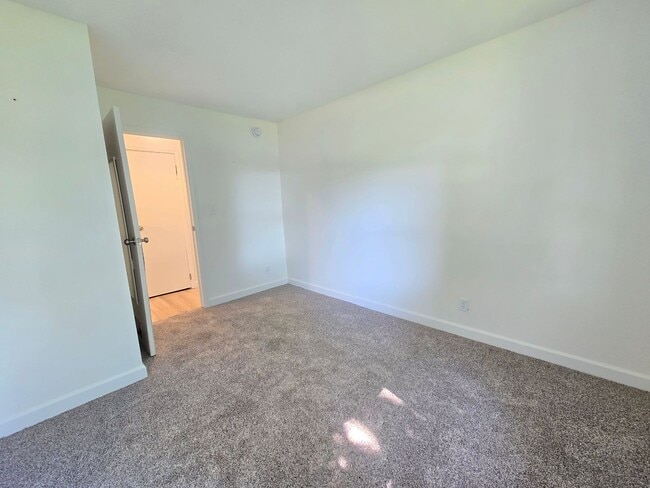 Building Photo - Updated 3 Bedroom Home in Downs