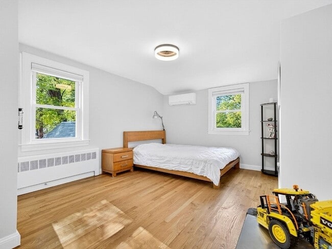 Building Photo - 37 Pine St