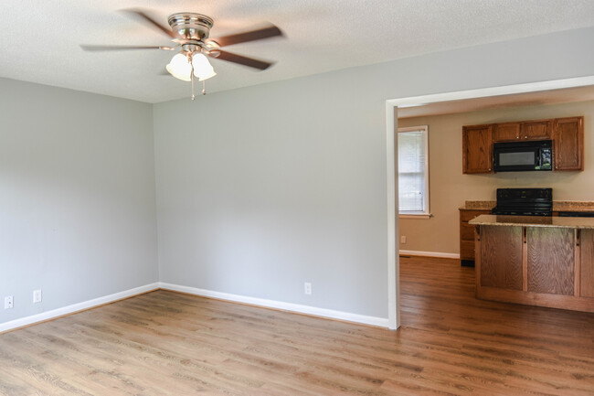 Building Photo - Pet Friendly Three Bedroom!