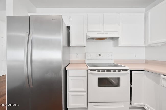 Building Photo - 313 S Ocean Dr