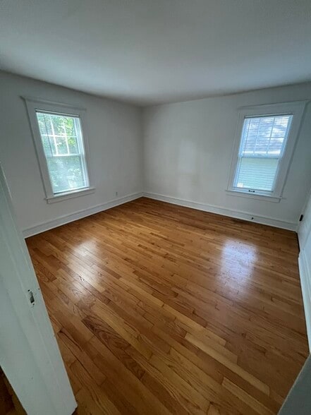 Spacious bedrm #1 - 221 Houston Pl