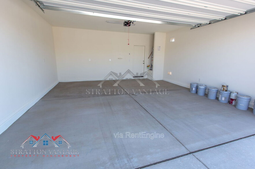 Building Photo - 495 E Rio Pl