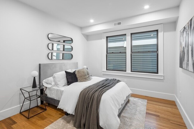 Building Photo - 532 E 3rd St