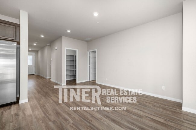 Building Photo - 4224 Roanne Wy