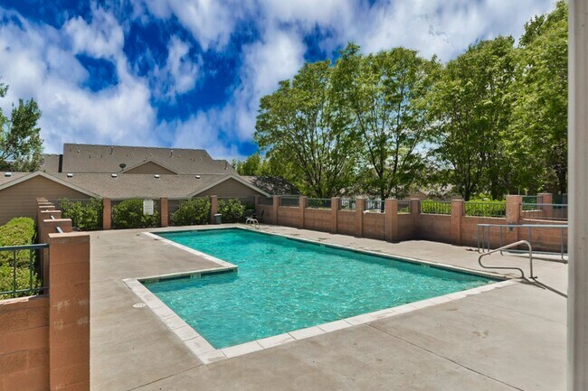 Building Photo - Wonderful 3 Bed, 2.5 Bath Townhome In Exce...