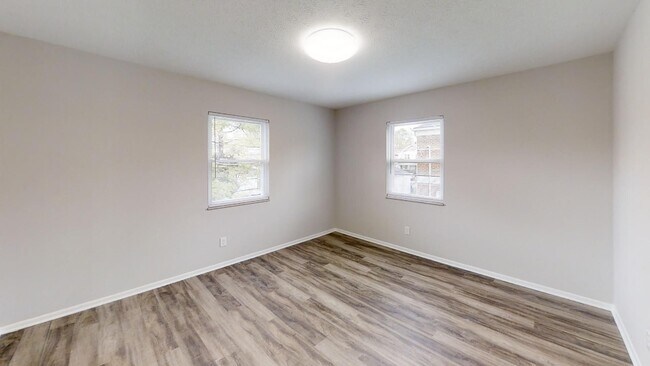 Building Photo - MOVE IN SPECIAL!!  FREE MONTH'S RENT!!  Mo...