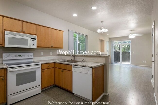 Building Photo - Adorable Three Bedroom Home In SE Portland - With A Spacious Backyard!