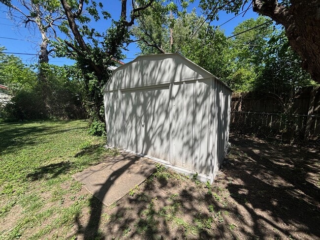 Building Photo - Stylishly Updated 3 Bedroom Home with Fresh Modern Finishes.