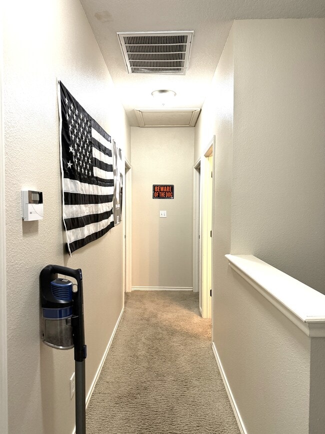 Building Photo - 1425 W Villa Maria Rd