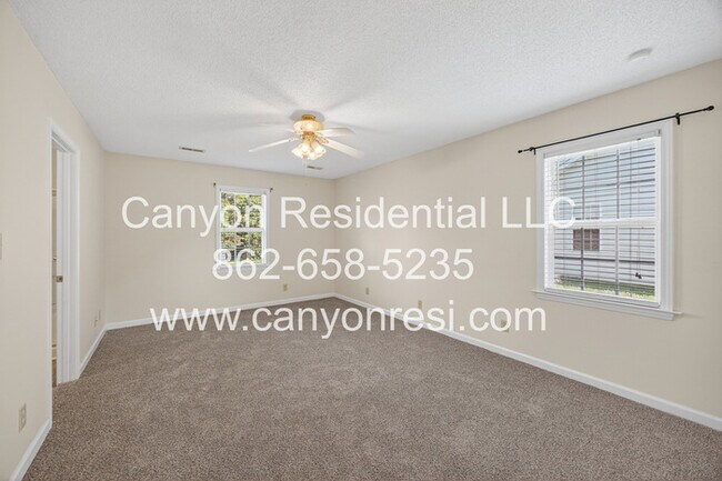 Building Photo - 2035 Ardmore Village Ln