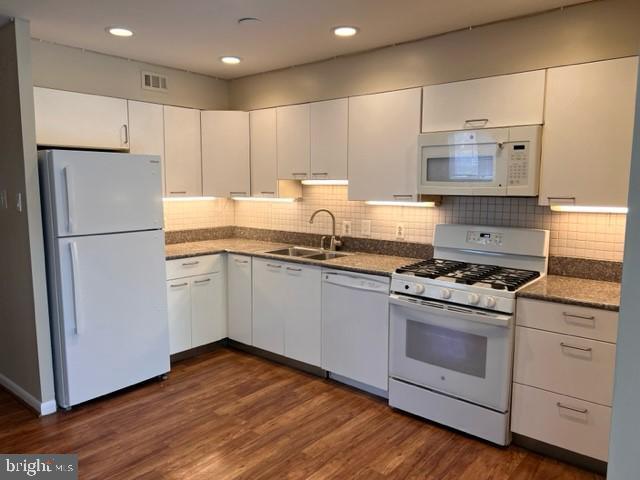 Building Photo - 7400 Lakeview Dr