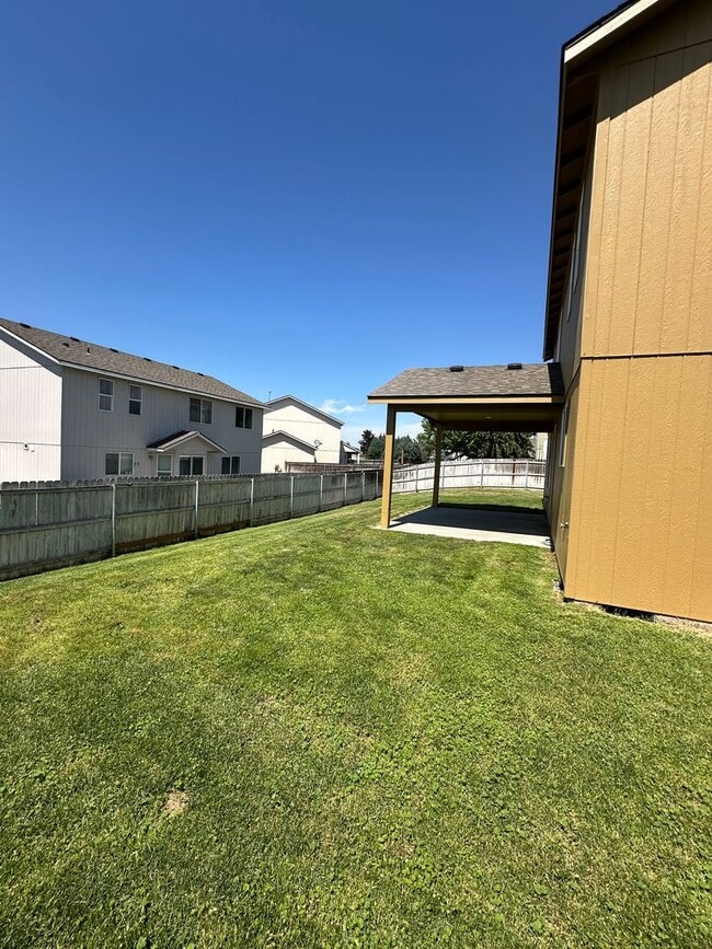 Building Photo - Spacious 4 Bedroom, 3 Bath Home with Fence...