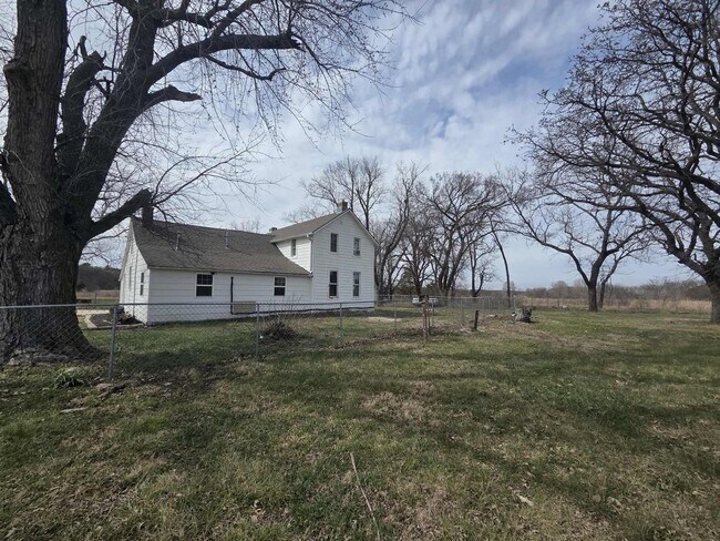 Building Photo - Charming Farm House!