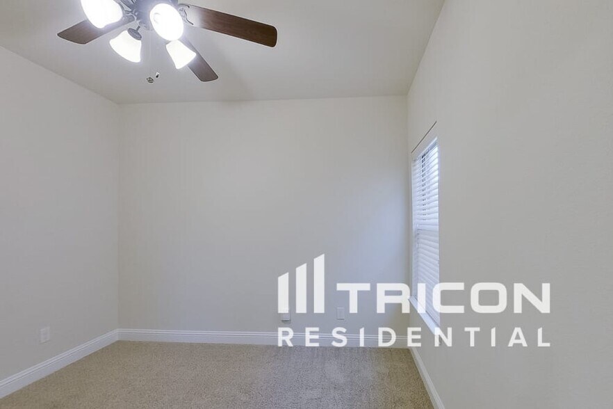 Building Photo - 208 Melody Wy