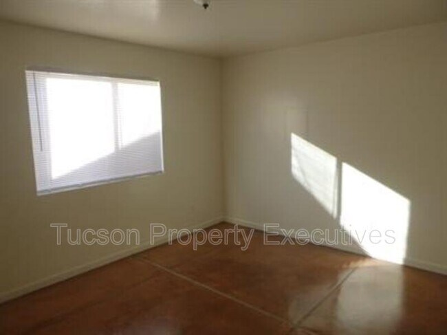 Building Photo - 1412 E 25th St