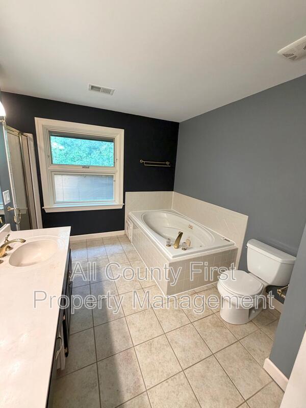 Building Photo - 2438 Kings Arms Dr