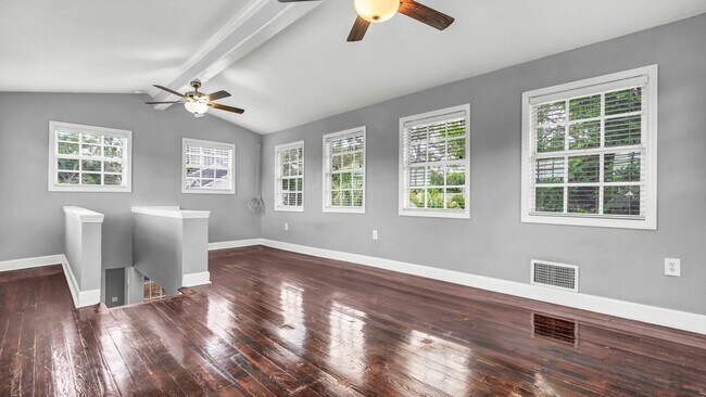 Building Photo - Charming 2BR/2BA with Bonus Room South Tam...