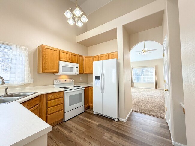 Building Photo - End-Unit Townhome in Littleton