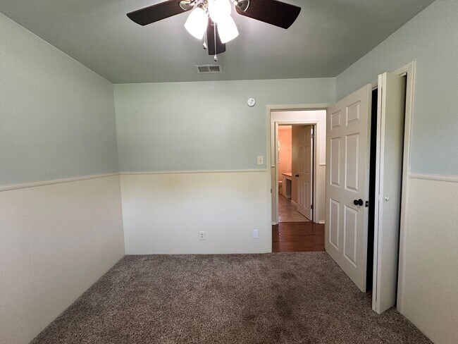 Building Photo - Charming 3 Bedroom in South Tyler!