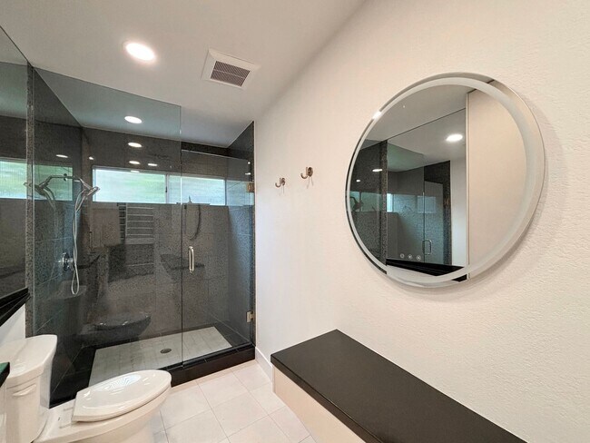 Building Photo - Beautifully Renovated 3BD/2.5BA House in L...