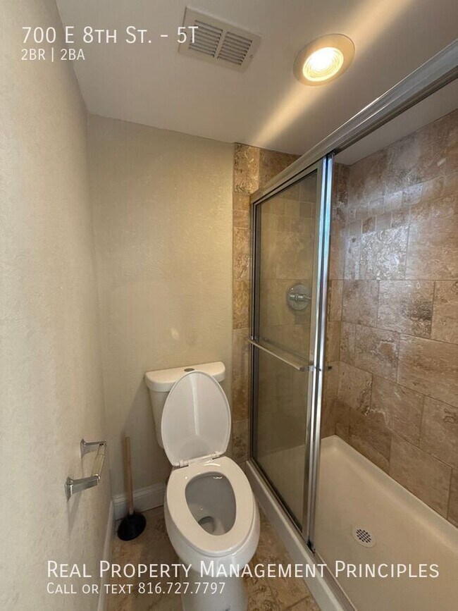 Building Photo - 700 E 8th St