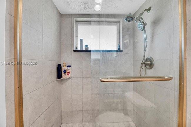 Building Photo - 1900 NE 8th Ct