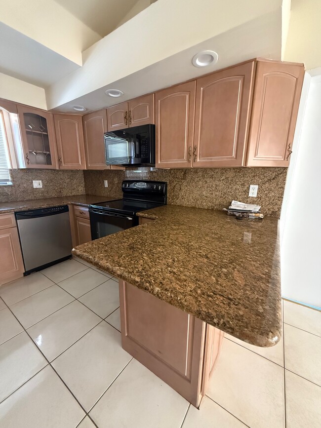 Building Photo - 1000 SE 7th Ave