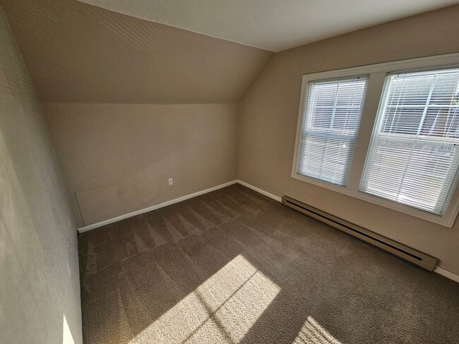 Building Photo - 545 SE Hankel St