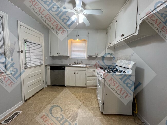 Building Photo - Charming 3 Bedroom