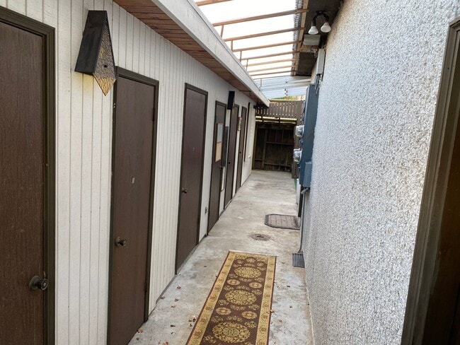 Building Photo - Swanky Retro Living in the Heart of North Everett!