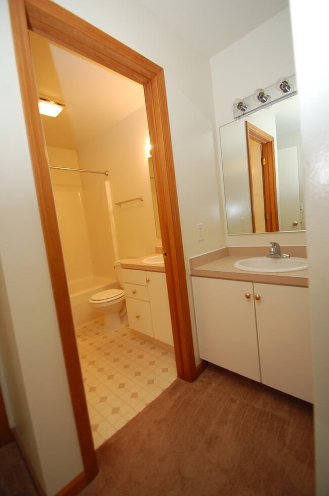 Building Photo - Recently Renovated 3-Bedoom Duplex for Ren...