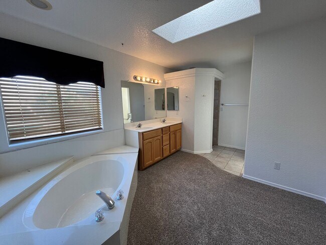 Building Photo - 3 Bedroom Pool Home