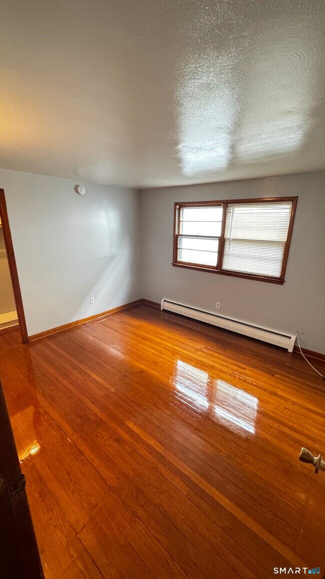 Building Photo - 156 Putnam Ave