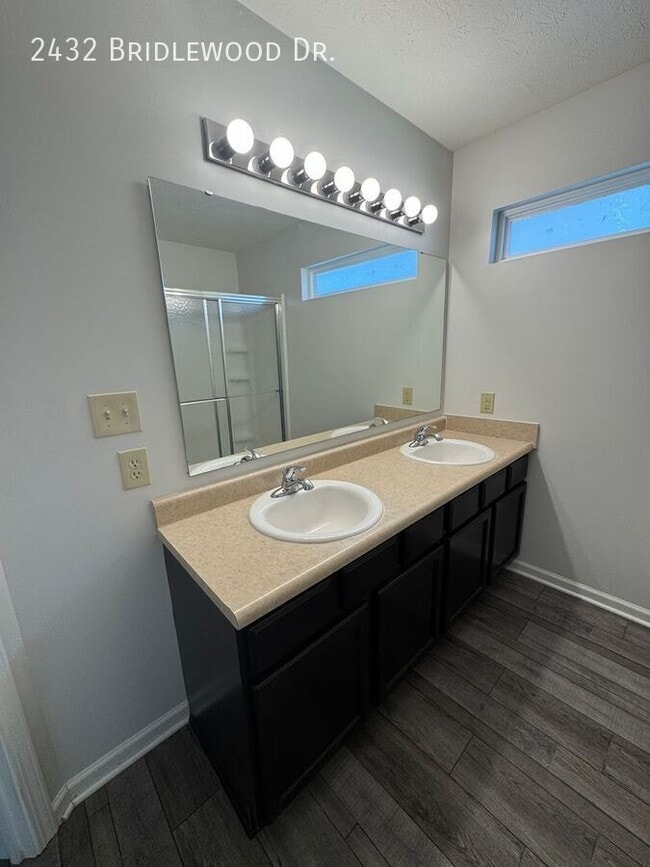 Building Photo - 2432 Bridlewood Dr