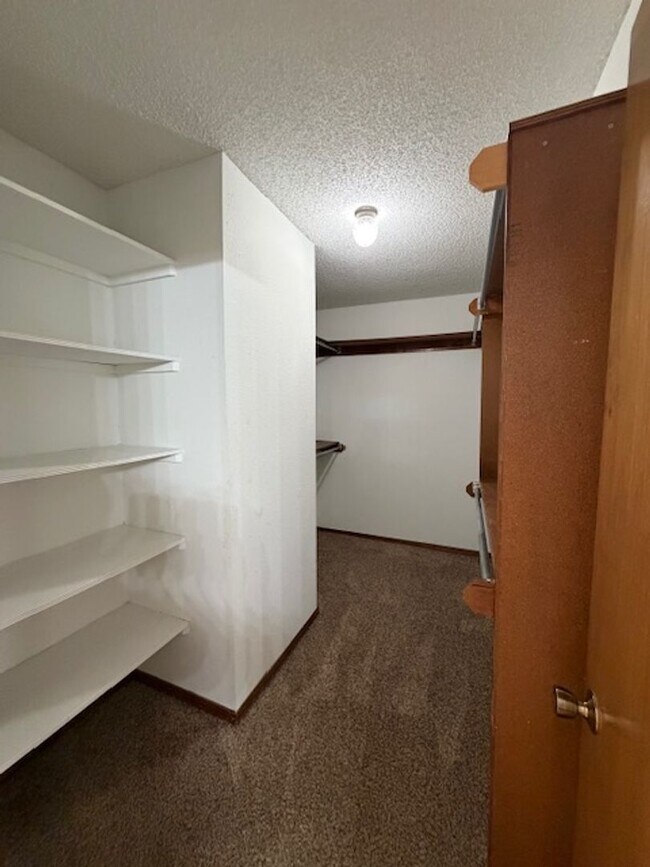 Building Photo - Spacious 2 bed/2.5 Baths - Duplex in the Surrey Hills Addition