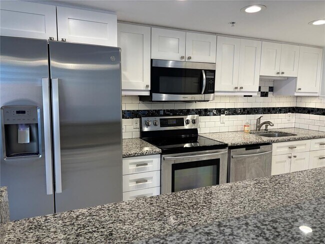 Building Photo - 470 3rd St S
