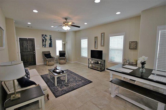 Building Photo - 314 Fairway Dr