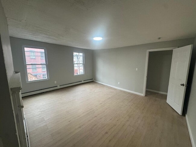 Building Photo - 163 Lander St