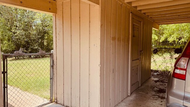 Building Photo - Clean South Austin 3/1 House w/ Carport, Private fenced yard Near First St not far from Ben White