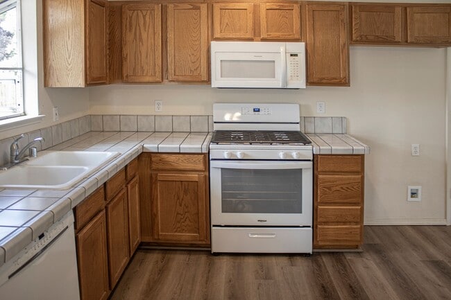 Building Photo - 3 Bed, 2 Bath, Huge Fenced Back Yard, 2-Car Garage in Wingfield Springs
